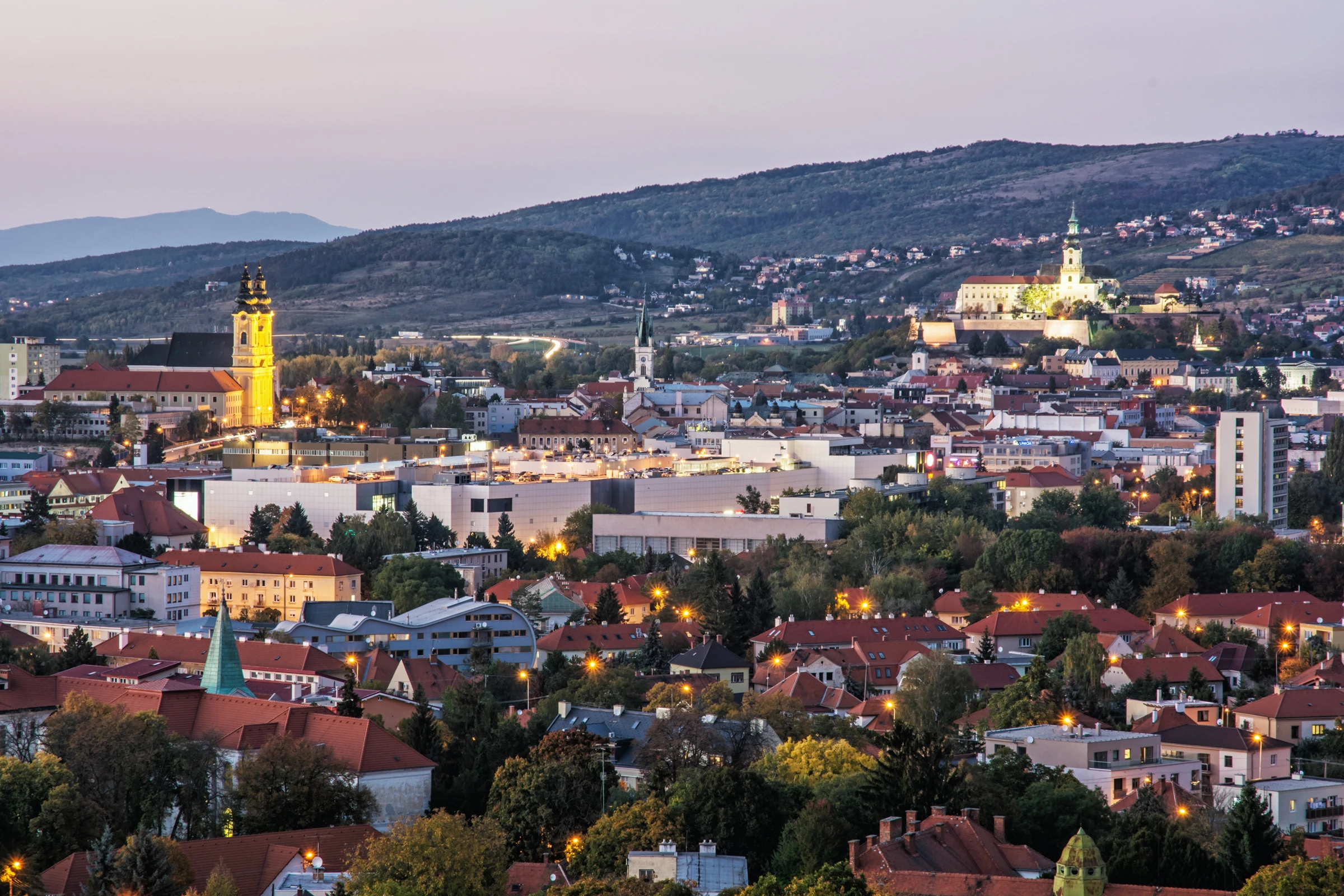 Večerný pohľad na Nitru a Nitriansky hrad